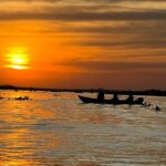 por do sol com barcos